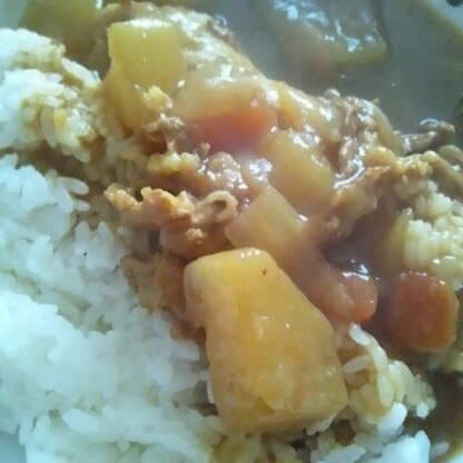 鶏肉のかわりに豚肉と人参をいれて作りました。
大根にカレーって美味しいですね♪
ご馳走様でした(*´∇｀*)